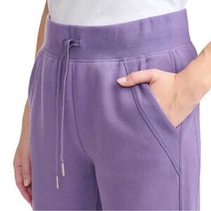 Lolë ladies jogging/sweatpants in the colour purple. In good condition.
